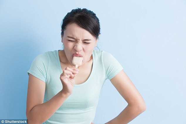 Cơ chế hoạt động của kem đánh răng làm trắng là tăng độ ma sát của kem đánh răng bằng các chất như phosphates, carbonates, hợp chất silica hoặc hợp chất nhôm. Một số loại kem đánh răng làm trắng còn có hydrogen peroxide.