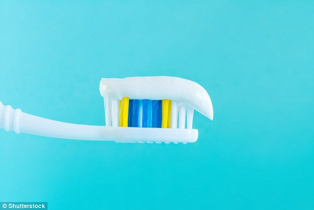 Thành phần quan trọng nhất trên kem đánh răng là fluoride. Chất này có tác dụng cung cấp lại chất khoáng cho răng để giữ cho răng không bị sâu. Các dạng fluoride phổ biến có trong kem đánh răng là NaF, MFP và SnF2. SnF2 có tác dụng kháng khuẩn, tránh các bệnh ở nướu răng đồng thời giữ cho răng không bị ê buốt.