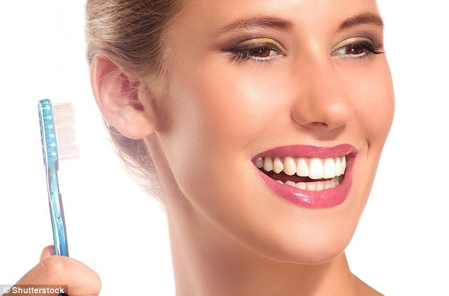 Kem đánh răng trẻ em thường chứa ít fluoride hơn vì trẻ em thường không nhổ hết kem đánh răng ra ngoài được như người lớn. Từ 6 tuổi trở lên, trẻ em đã có thể dùng kem đánh răng bình thường.