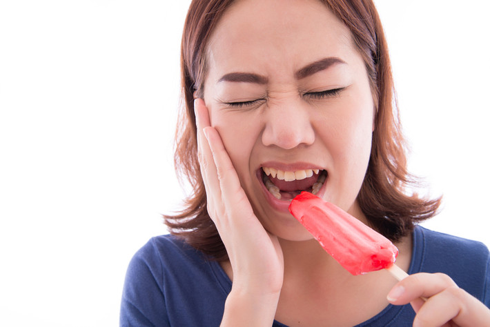 Kem đánh răng dành cho răng nhạy cảm khá hiệu quả nhưng cũng có nhiều lựa chọn và được chia thành 2 dòng. Dòng thứ nhất có chứa potassium nitrate và potassium citrate có tác dụng giữ không cho dây thần kinh phát đi tín hiệu.