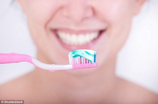 Chọn kem đánh răng có hàm lượng fluoride càng cao thì hiệu quả bảo vệ chống sâu răng càng cao. Tuy nhiên chỉ nên dùng theo lời khuyên của nha sĩ. Kem đánh răng chứa quá nhiều fluoride sẽ khiến răng bị nhiễm fluoride làm hỏng men răng.