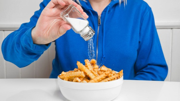 Thèm đồ ăn mặn: Căng thẳng kéo dài có thể gây mất cân bằng chất điện phân khiến một số người thèm ăn mặn.