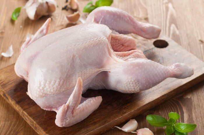 Trong số những thực phẩm không khác gì chất độc nếu không được nấu chín thì thịt gà không đứng đầu danh sách, nhưng loại thịt giàu protein này có có thể gây nguy hiểm nếu không được nấu ở nhiệt độ tối thiểu 74oC. Thịt gà rất dễ bị nhiễm khuẩn salmonella gây tiêu chảy nặng, đau bụng, chóng mặt, nôn mửa. Mặc dù không đe dọa tính mạng nhưng ảnh hưởng rất nghiêm trọng đến phụ nữ mang thai, trẻ em hoặc bất kỳ ai có hệ miễn dịch yếu.