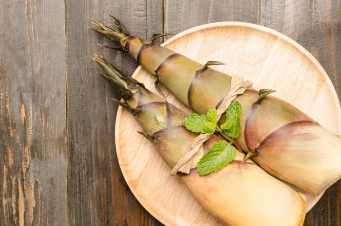 Măng là phần búp của cây tre và có thể ăn được nhưng trước khi ăn cần cắt bỏ lớp ngoài và luộc chín. Măng sống chứa một loại chất độc sản sinh ra xyanua trong ruột và có thể gây chết người.