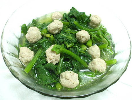Ngoài xào, rau bí còn có thể dùng để nấu canh. Canh rau bí nấu giò sống là món ăn được nhiều người yêu thích trong ngày hè. (Ảnh: phunutoday)