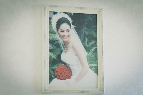 Phòng ngủ của vợ chồng nam ca sĩ được bài trí đơn giản, tiện lợi.
