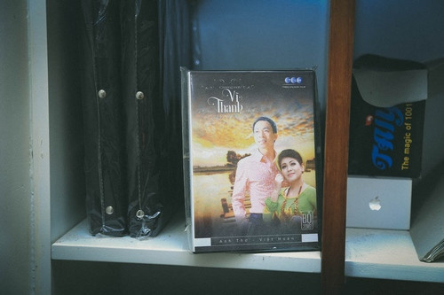 Một CD ra mắt chung cùng ca sĩ Anh Thơ.