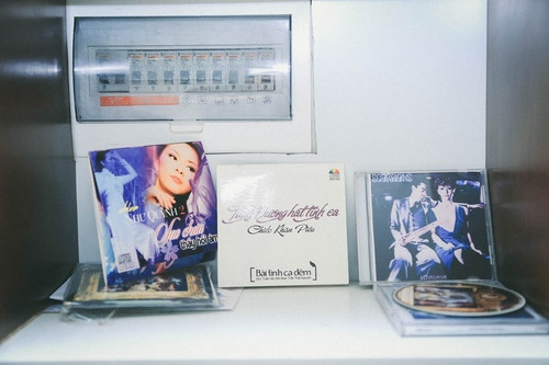 Việt Hoàn thậm chí còn sưu tầm cả những CD bolero. Trong ảnh hình đĩa nhạc "Sao chưa thấy hồi âm" của ca sĩ Như Quỳnh.