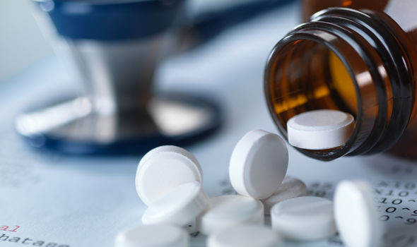 Paracetamol cũng được cho là làm tiêu tan các chất chống oxy hóa có trong tai khiến ốc tai dễ bị tổn thương bởi tiếng ồn. Các loại thuốc giảm đau như paracetamol hay ibuprofen sẽ phá hỏng những sợi lông nhỏ xíu trong tai dẫn đến nghe kém và tăng nguy cơ giảm thính lực ở cả trẻ em và người già.