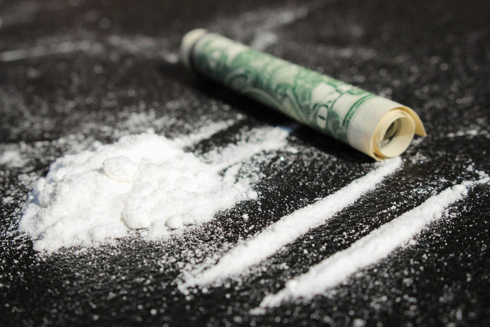 Một chất trắng nữa cũng rất thịnh hành vào những năm 1980 chính là cocaine. Được quảng cáo là một loại thuốc tiên, có rất nhiều ngôi sao đã ủng hộ chất này và Giáo hoàng Leo XIII thậm chí còn trao tặng huy chương Vatican cho một loại rượu có chứa cocaine.