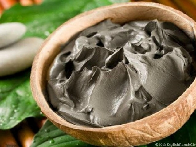 Tắm thải độc bằng đất sét bentonite: Kim loại nặng nhiễm vào cơ thể bằng nhiều cách. Nhờ có từ tính nên đất sét bentonite có tác dụng hút các kim loại nặng ra khỏi cơ thể. (Ảnh: Justsimplyheatlh)