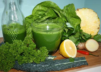 Ý kiến chuyên gia: Không cần nước ép rau quả thì cơ thể cũng đã có cơ chế thải độc. Một chế độ ăn uống không lành mạnh thì dù có uống thêm nước ép rau quả vào cũng không bù lại được. Ngoài ra, nếu thêm những nguyên liệu như dầu dừa, các loại hạt… vào nước ép thì lượng calo trong mỗi cốc nước ép bị tăng lên khoảng 400 kcl. Nước ép rau quả không phải thứ nước thần thánh và chỉ nên uống khoảng 150ml mỗi ngày.