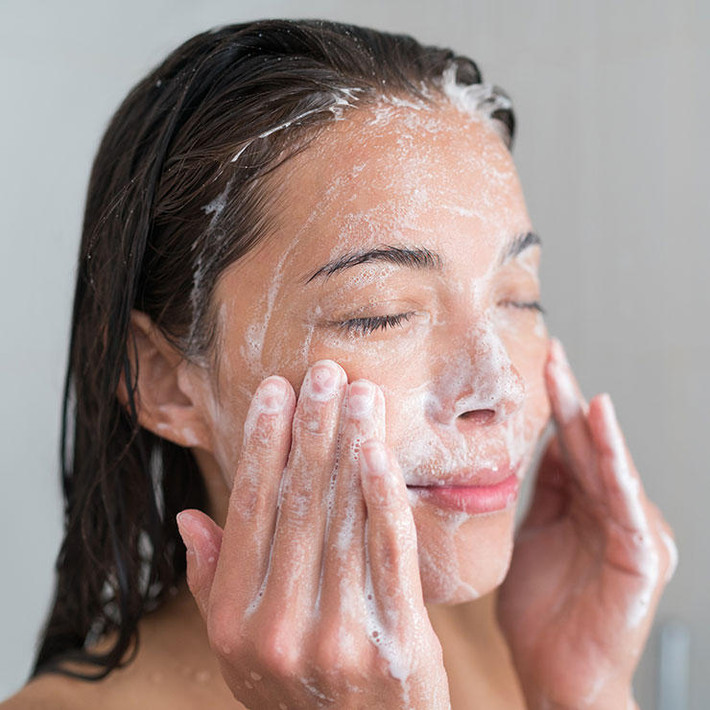 Cách tốt nhất để làm sạch lỗ chân lông là tẩy da chết vì sữa rửa mặt thường không thể loại bỏ hết các tế bào chết trên da. Cần tẩy da chết 1-2 lần/tuần để loại bỏ dầu và chất bẩn ra khỏi lỗ chân lông để da không bị mụn và lỗ chân lông nhỏ hơn.