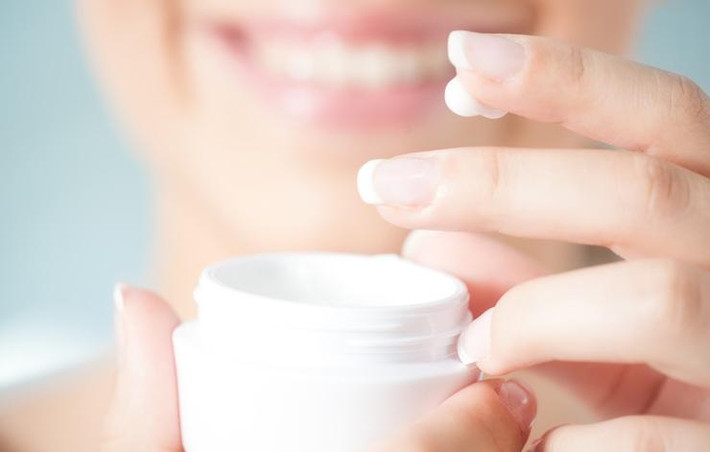 Các sản phẩm làm thu nhỏ lỗ chân lông có nhiều tác dụng hơn bạn nghĩ vì có chứa những thành phần làm da sản sinh thêm glycoaminoglycans có tác dụng làm da săn lại. Ngoài ra các loại kem có chứa retinoids cũng có thể thu nhỏ bớt những lỗ chân lông đã bị giãn ra do bị tắc hoặc dưới tác động của ánh nắng mặt trời. (Nguồn ảnh: Prevention)