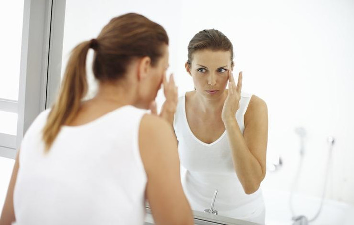 Trước khi sờ tay lên mặt, hãy nghĩ đến bàn tay của mình đã chạm vào những thứ gì, từ tay nắm cửa, bàn làm việc đến nút gạt nước trong nhà vệ sinh, tất cả đều chứa rất nhiều vi trùng. Khi chạm tay vào da mặt là tất cả dầu, vi khuẩn, virus, dị ứng nguyên… sẽ chuyển từ tay sang lỗ chân lông.