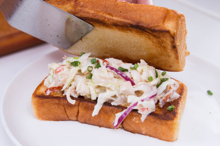 Lấy 2 lát bánh mì kẹp salad tôm vào giữa, nếu ăn được tỏi sống thì rắc thêm một ít tỏi cho thơm. (Nguồn ảnh: Daycook)