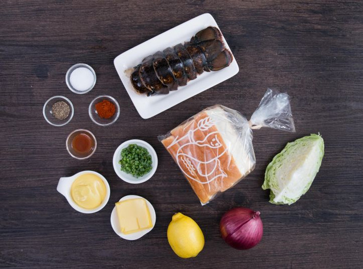 Các nguyên liệu cần chuẩn bị cho món bánh mì sandwich kẹp tôm cay gồm có: 4 lát bánh mì sandwich, 200g tôm to chỉ lấy phần đuôi, 30g cải bắp, 1 củ hành tím, 1 quả chanh vắt lấy nước, 50g mayonnaise, 20g bơ lạt, 1 thìa tương ớt tabasco, một quả ớt, muối tiêu, một nhánh tỏi băm nhỏ.