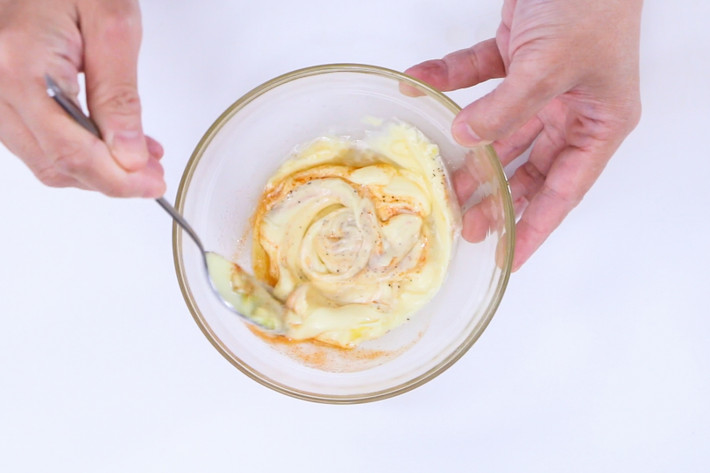 Trộn sốt làm salad tôm kẹp bánh mì gồm có mayonnaise, nước chanh, tương ớt tabasco, ớt tươi, muối tiêu.