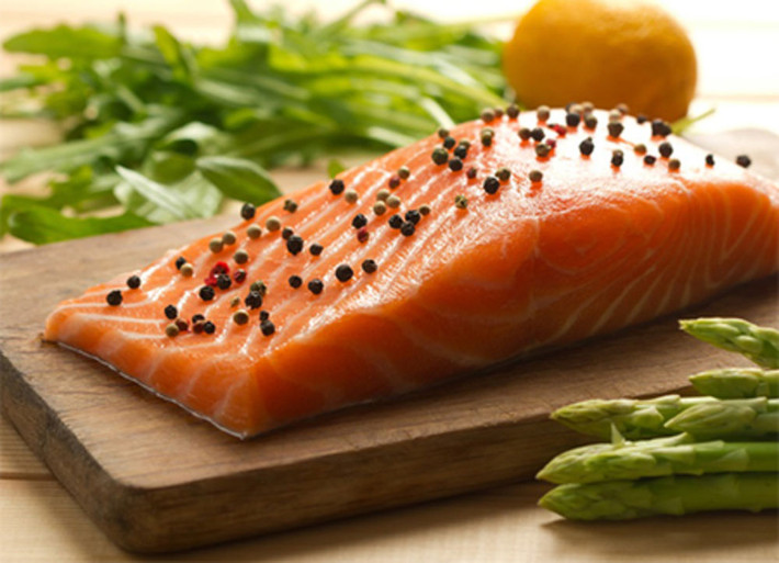 Nhờ có omega-3 mà cá hồi có thể ảnh hưởng đến tâm trạng. Chất này còn có đặc tính chống viêm sưng chống lại được tác động tiêu cực của các hormone căng thẳng.