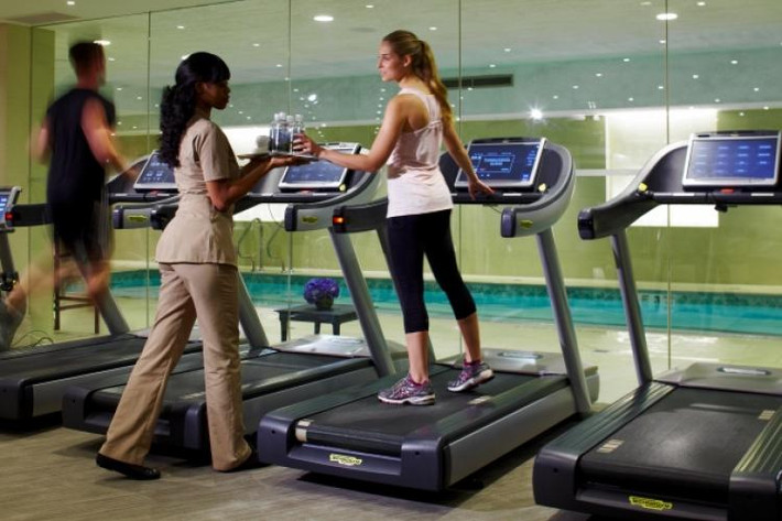 Đã làm mẹ của 3 đứa con nhưng nhiều người ngạc nhiên khi thấy vóc dáng của cô vô cùng thon thả. Huấn luyện viên cá nhân của cô là người đã giúp cô giữ được vóc dáng cả trong khi mang thai và sau khi sinh con. Chương trình tập luyện của cô là kết hợp cả yoga, nhảy múa, pilates và mát xa.