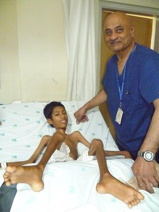 Bác sĩ Rajagopalan Krishnan, người đã phẫu thuật nắn thẳng cổ cho Mahendra vào tháng 2 vừa rồi đã rất bất ngờ khi hay tin về cái chết của cậu bé dũng cảm này. Ông cho rằng nguyên nhân cái chết không phải là do biến chứng sau phẫu thuật, vì nếu thế thì Madendra đã chết ngay trên bàn mổ hoặc sau khi phẫu thuật.