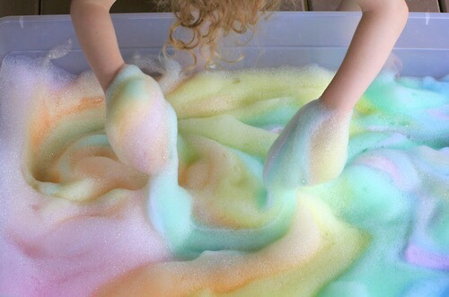Bom xà phòng (bath bomb) vừa có tác dụng làm sạch da vừa có tác dụng thư giãn. Tuy nhiên, các loại bom tắm bán sẵn khá đắt và có chứa thành phần làm sủi bọt là axit citric. Chất này có thể có tác động khá mạnh tới làn da. Bạn hoàn toàn có thể tự làm bom tắm tại nhà với các nguyên liệu khá dễ tìm.