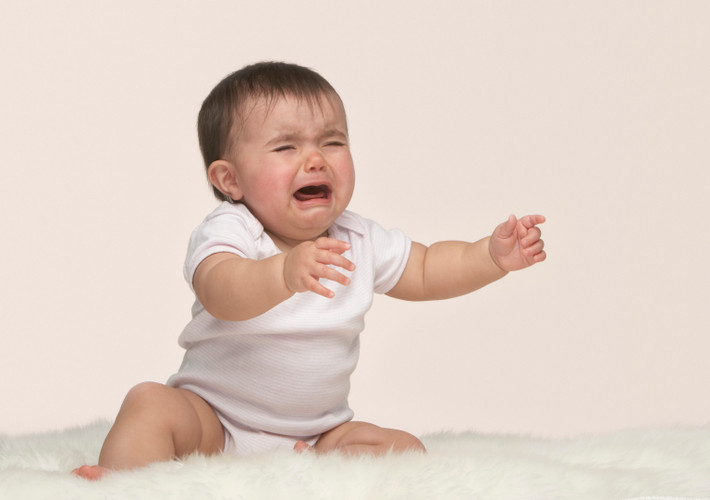 Trẻ khóc khi bị đặt nằm: Điều gì khiến trẻ từ một đứa rất dễ ngủ bỗng nhiên khóc ầm lên khi bị đặt nằm một mình? Đó chính là sự sợ hãi bị xa cách, một tâm lý sợ hãi đạt ngưỡng cao nhất trong giai đoạn từ 10-18 tháng tuổi. (Ảnh: Huffpost).