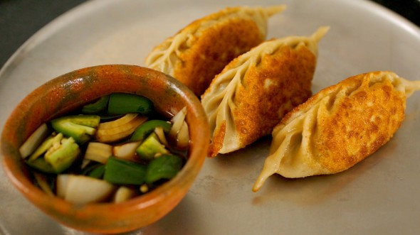 Món bánh há cảo này có thể ăn kèm với nước chấm chua ngọt. Hoặc hợp hơn thì pha nước chấm gồm có 2 thìa nước tương, 1 thìa dấm trắng, hành tây cắt khoanh, ớt xanh thái lát. Nếu thích ăn ngọt thì cho thêm 1 thìa đường. (Nguồn ảnh: Maangchi)