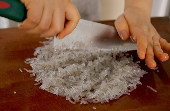 Sau đó cắt miến thành từng đoạn nhỏ. Tất cả các nguyên liệu khác cũng đều băm nhỏ.