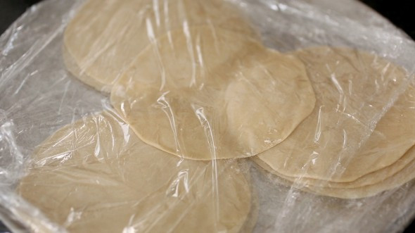Nguyên liệu cho khoảng 16 cái há cảo kim chi to gồm có: 200g thịt bò (hoặc thịt lợn) xay, 1 củ gừng nhỏ, 3 nhánh tỏi, đường, nước tương, dầu mè, hạt tiêu, 1 ít miến khô, hành tây, hành lá, 1 bát kim chi, 1 miếng đậu phụ cứng, vỏ bánh.