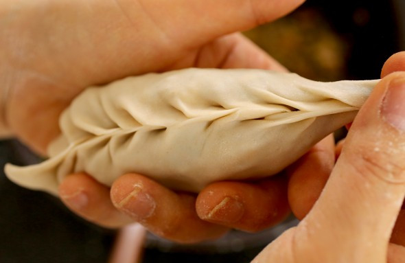 Gập bánh làm đôi cho dính 2 viền bánh lại với nhau rồi dùng tay viền mép bánh sao cho vừa chặt vừa đẹp. Há cảo đã làm xong có thể bảo quản trong ngăn đá trong vòng 3 tháng, khi ăn đem ra rã đông rồi hấp hoặc rán đều được.