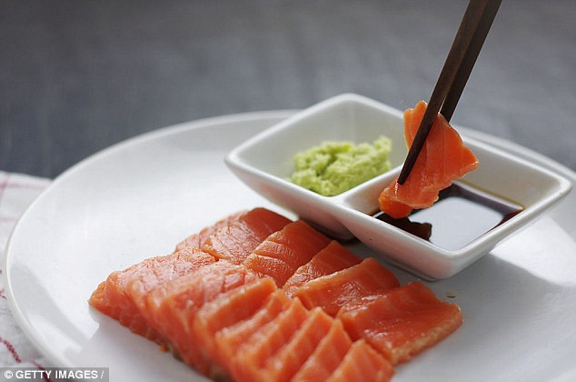 Cá là thực phẩm giàu axit béo omega-3, tốt cho sức khỏe của tim mạch. Ngoài ra omega-3 có trong món ăn Nhật Bản mà người Nhật rất ưa thích còn tốt cho não, mắt và giảm viêm nhiễm – nguyên nhân chủ yếu dẫn đến đa số các bệnh mãn tính như viêm khớp, bệnh tim, Alzheimer. Ngoài ra, cá còn rất giàu chất selen - một dưỡng chất rất cần thiết đối với hệ miễn dịch và phản ứng chống oxy hóa, và vitamin B – giữ cho các chất trong não ở mức cân bằng. (Ảnh: Dailymail)