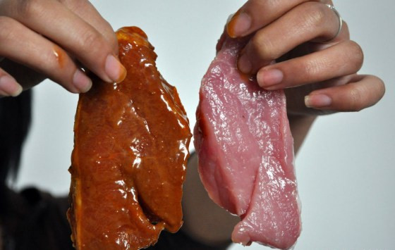 Hai miếng thịt lợn chưa ướp và đã ướp hóa chất trước khi cho vào nấu trong nước sôi.