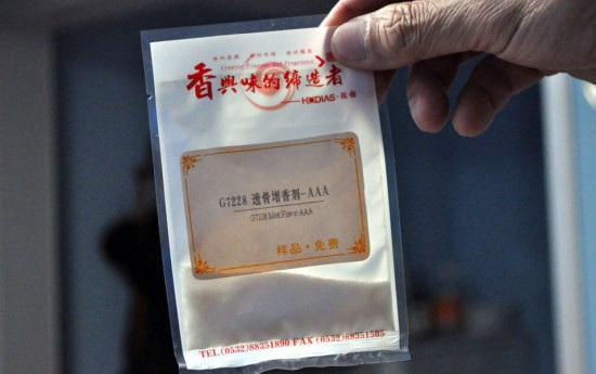 Nhưng trước làm giả, thịt lợn được tẩy mùi bằng một loại bột. Chỉ một gói nhỏ như thế này là dùng đủ cho 50kg thịt lợn.