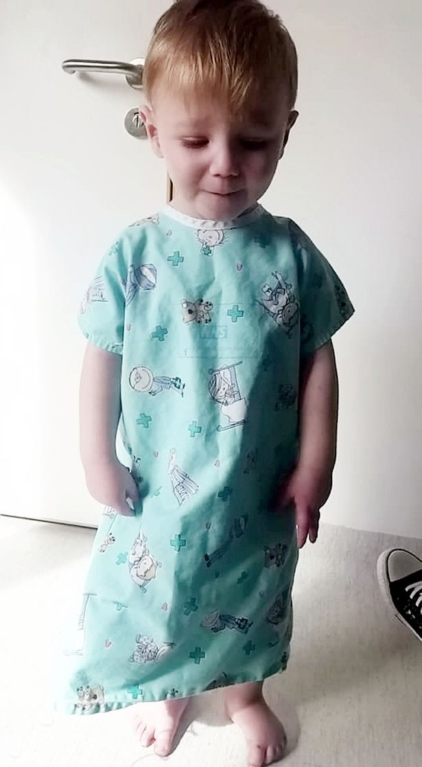 Mẹ của Liam là Zoey Horrocks, 25 tuổi, cho biết bé Liam sinh thiếu tháng và được đưa vào khoa chăm sóc đặc biệt để hỗ trợ thở. Cậu bé không chịu ăn. Sau khoảng 1-2 tuần cố gắng cho bé ăn thì bé đều bị chảy máu ồ ạt.