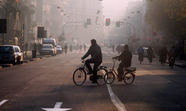 Về tốc độ đi bộ thì những người dưới 20 tuổi chỉ nên đi 3km/h, trên 20 tuổi thì có thể đi nhanh hơn một chút thành 4km/h để giảm tối thiểu lượng không khí ô nhiễm hít vào.