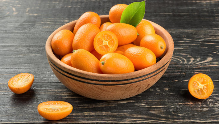 Trước câu hỏi nên ăn hoa quả gì vào mùa đông, ít người nghĩ đến quả quất. Tuy chỉ bé bằng quả oliu nhưng quả quất chứa nhiều chất chống oxy hóa và những chất này nằm ở vỏ quả quất. Quả này còn chứa rất nhiều chất xơ. Khi mua nên chọn những quả có màu cam sáng chứ không nên mua quả xanh.