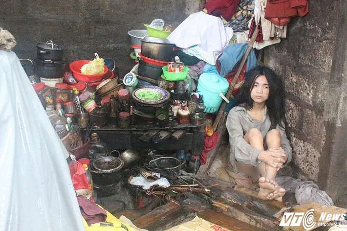 Những người dân ở đây gọi cậu là “người rừng” vì sở thích ăn cá sống, leo lên trên cây và có những tiếng kêu hú như tiếng động vật hoang dã vào ban đêm. Cu Lớn chỉ mặc độc chiếc áo rách 5 năm không đổi, cậu cũng không chịu mặc quần.