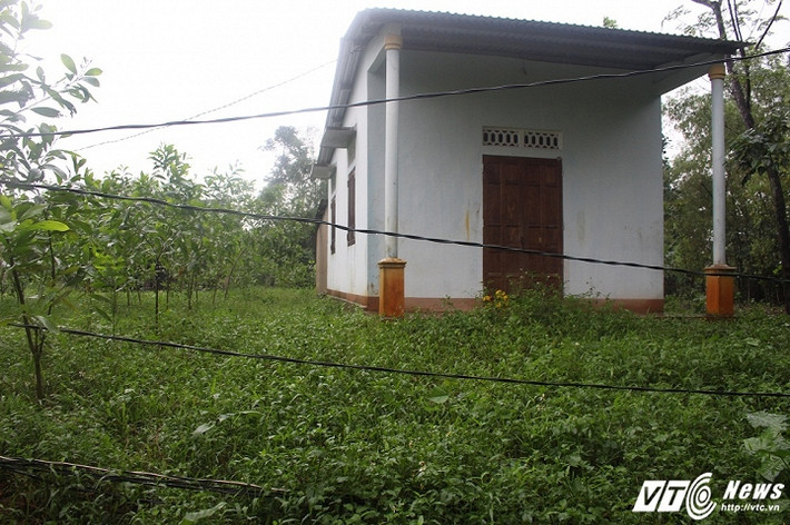 Theo chính quyền địa phương, từ tháng 3/2015 họ cùng các nhà hảo tâm đã xây một ngôi nhà mới cho ba mẹ con nhưng họ không chịu chuyển vào ở mà tiếp tục sống trong căn nhà cũ dột nát.
