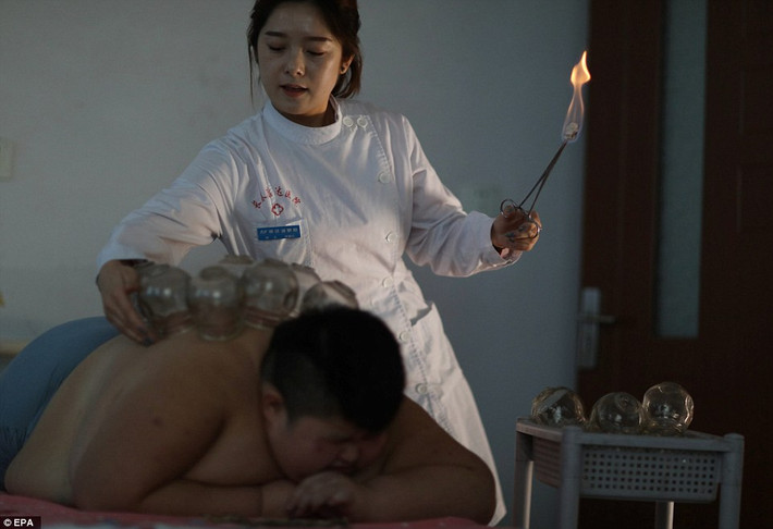 Vào tháng 3/2016 cân nặng của Li Hang đã là 137kg và cao 1,5m. Gia đình khuyến khích cậu bé đi tập thể dục giảm cân nhưng dù cố gắng bao nhiêu Li Hang cũng không giảm được kg nào.