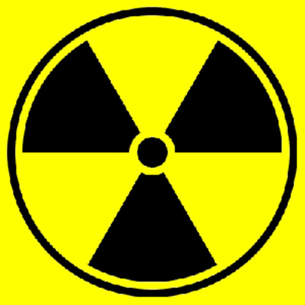 Chất thải phóng xạ như Radon có thể lọt vào nước một cách tự nhiên ngay tại nguồn nước. Vì vậy cần kiểm tra chất thải phóng xạ tại nguồn nước. Các thiết bị lọc carbon có thể loại bỏ phần lớn chất thải phóng xạ trong nước, còn Radon thì được loại bỏ hiệu quả nhất bằng máy lọc nước RO.