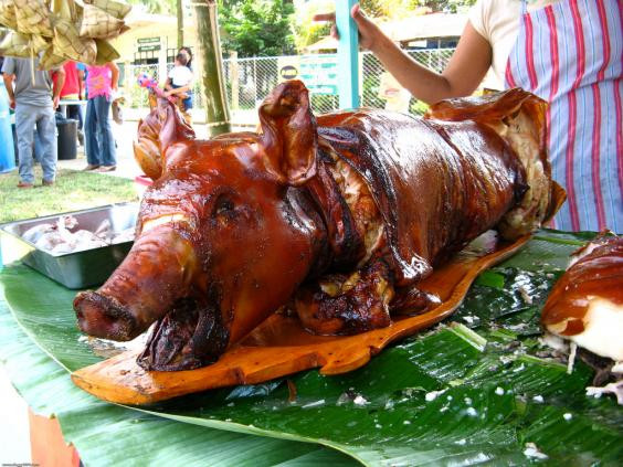 Tại Puerto Rico, món ăn Giáng sinh truyền thống là heo quay cả con. Để chuẩn bị được món ăn này, tối thiểu cần có 2 người thường xuyên túc trực bên cạnh một lò nướng ngoài trời từ lúc 2h sáng.