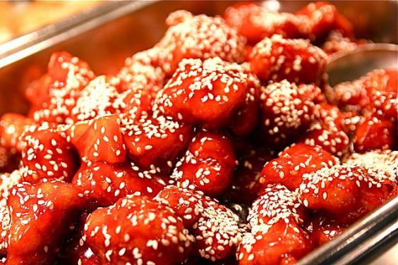 Cộng đồng người Hoa và Do Thái tại Mỹ là 2 cộng đồng lớn nhất tại Mỹ, vì thế nên không lấy gì làm ngạc nhiên khi người Mỹ gốc Do Thái thường đến khu Chinatown để ăn gà xào tương và bánh cooky may mắn vì rất nhiều nhà hàng ở đây vẫn mở cửa.