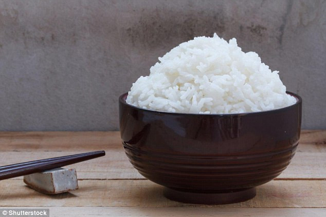 Mặc dù đối với chứng bệnh mất trí nhớ thì gien đóng một vai trò quan trọng nhưng chế độ ăn uống cũng có ảnh hưởng lớn. Điều này có thể được chứng minh ở những cộng đồng người có tuổi thọ cao mà vẫn minh mẫn, hoạt bát như thời còn trẻ. Đứng đầu trong số những nước này là Nhật Bản, tiếp đến là một số nước vùng Địa Trung Hải như Pháp, Ý và Tây Ban Nha.