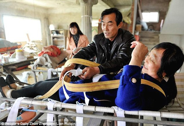 Chiếc giường của anh được hoàn thiện trong vòng 1 tháng và chỉ sau 5 ngày sử dụng, tình trạng của vợ anh đã khá hơn để có thể làm những công việc đơn giản.