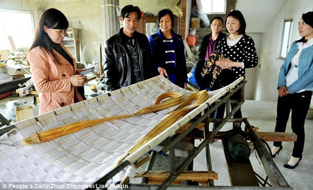 Một người nông dân Trung Quốc sống tại Giang Tây đã phát minh ra một chiếc giường xoay để trị bệnh sỏi thận cho vợ mình sau khi bệnh tái phát nhiều lần và bác sĩ cũng phải bó tay.