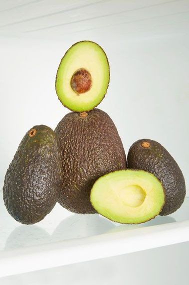 Hệ miễn dịch của cơ thể cần vitamin E để chống lại virus và vi khuẩn. Vitamin E cũng giúp cơ thể sử dụng vitamin K. Vitamin E là một chất chống oxy hóa, bảo vệ cơ thể khỏi các tác hại từ gốc tự do, nguyên nhân khiến cơ thể lão hóa. Có một số chất chống oxy hóa được gọi tên chung là vitamin E nhưng thực sự vitamin E chỉ có nhiều nhất trong các loại hạt, dầu thực vật. Ngoài ra còn có trong bơ và các loại rau lá thẫm.