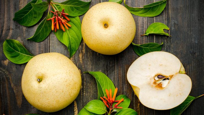 Thật tuyệt vời khi giống lê châu Á có nhiều chất xơ hơn bất kỳ giống lê nào khác , vì vậy ăn quả này rất tốt cho người bị bệnh tiểu đường và tim mạch. Vì vừa giòn vừa có vị ngọt nên có thể dùng lê làm salad và cho vào các món trộn.