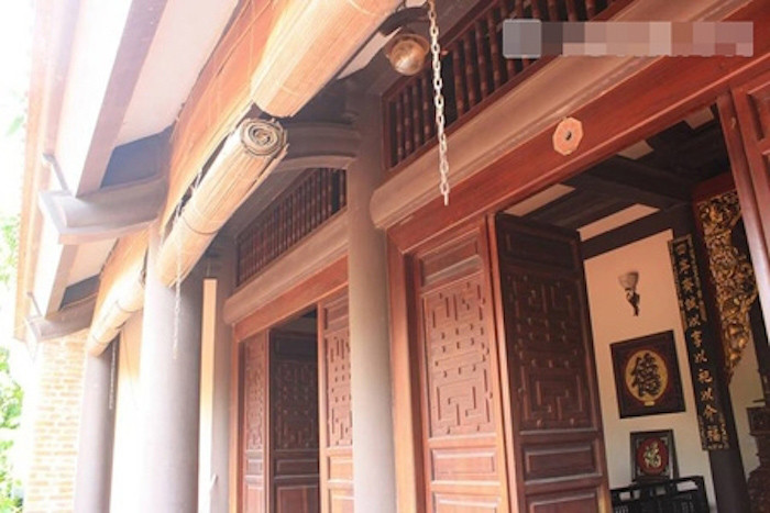 Xuân Hinh sử dụng loại gỗ quý là gỗ lim để tạo nên ngôi nhà cổ tuyệt đẹp.