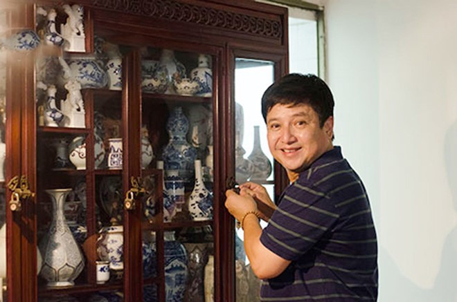 Chí Trung rất tự hào về bộ sưu tập đồ cổ quý giá và đắt tiền của anh.